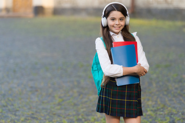 快乐的孩子背着书本听着音乐回到学校，国际项目理念图片下载