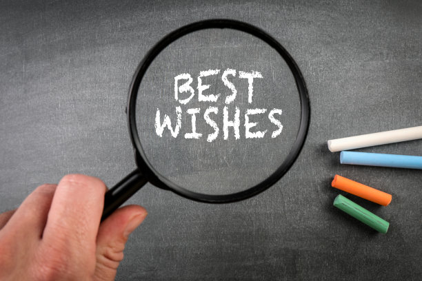 最好的祝福。黑板背景上的粉笔和放大镜图片下载