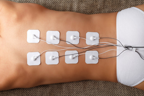 在美容院做背部肌肉刺激手术。图片下载