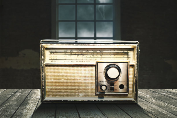 木桌上的老式收音机的特写图片下载