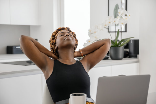 非洲黑人女商人放松，伸展，在家工作图片下载