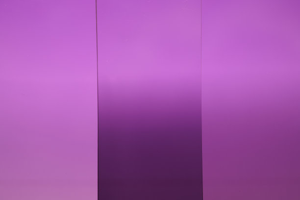 在彩色背景前拍摄照片的渐变滤镜图片下载