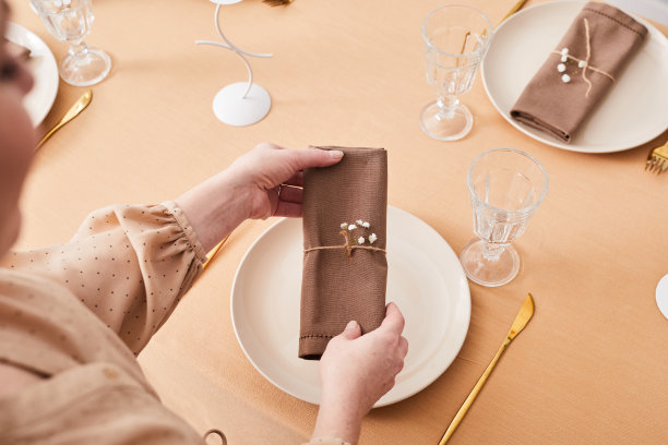 装饰餐桌的女人图片下载