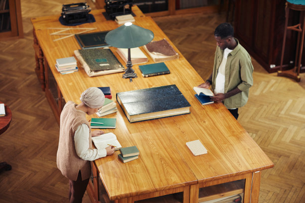 青少年在图书馆的高角度图片下载