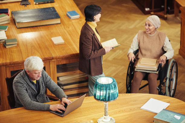 图书馆的多元化群体图片下载