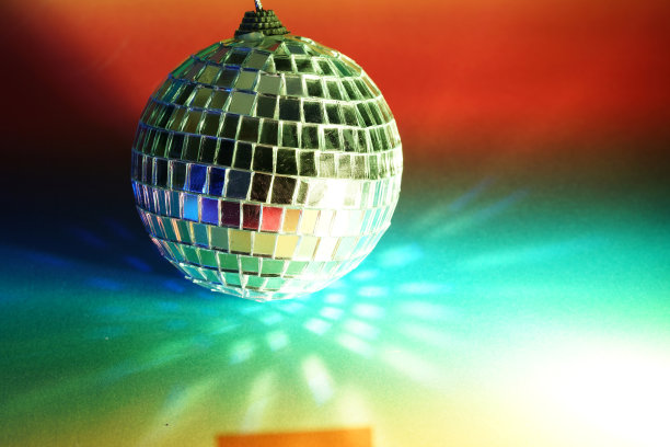 迪斯科球与彩色闪光箔在摄影棚里拍摄图片下载