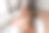 年轻的女士放松在泡沫浴缸和无线耳机听音乐，休息在浴室在家里图片下载