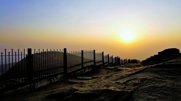 南迪山的山顶视图。位于印度卡纳塔克邦班加罗尔附近的山上车站图片下载