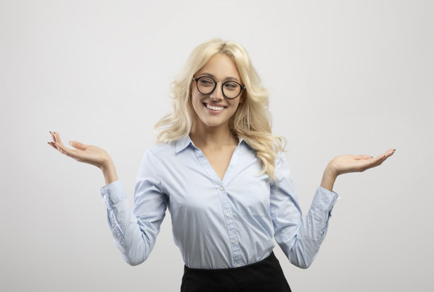 穿着正式服装的积极女性比较各种选择，用她的手做天平，拿着看不见的东西图片下载