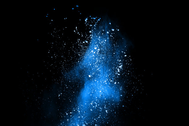 黑色背景上的蓝色粉末爆炸。彩色的云。色彩斑斓的粉尘爆炸。油漆胡里节。图片下载