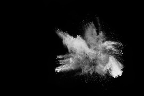 推出白色粉末，孤立在黑色背景上。图片下载