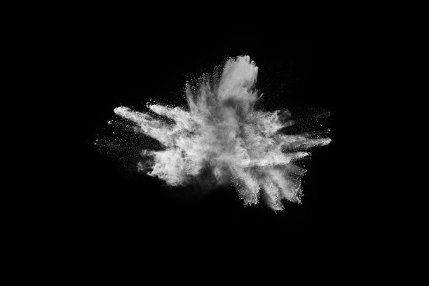 推出白色粉末，孤立在黑色背景上。图片下载