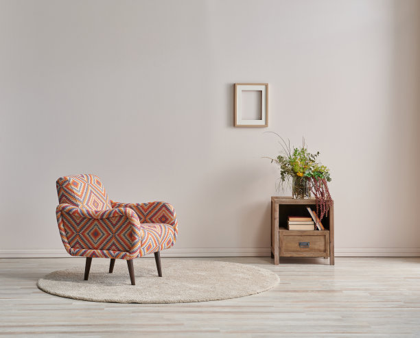 现代扶手椅在轻墙概念与灯和地毯设计。图片下载