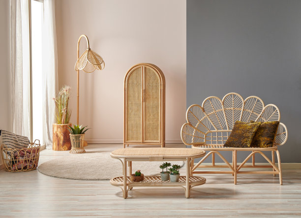 现代扶手椅在轻墙概念与灯和地毯设计。图片下载