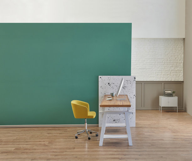 绿色墙壁的房间，工作台和电脑，书架沙发与植物的室内风格。图片下载