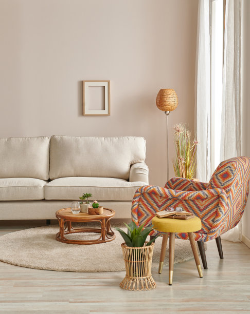 现代扶手椅在轻墙概念与灯和地毯设计。图片下载