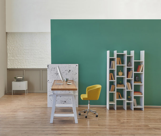 绿色墙壁的房间，工作台和电脑，书架沙发与植物的室内风格。图片下载