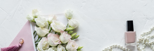美容博客的概念。白色背景上的饰品，鲜花，化妆品和珠宝。女性一天的概念。女性时尚配饰，彩妆和珠宝以粉色为背景，copyspace。图片下载