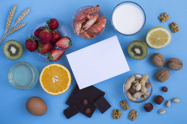 蓝色背景的食物过敏原俯视图。副本的空间。食物过敏的概念。图片下载