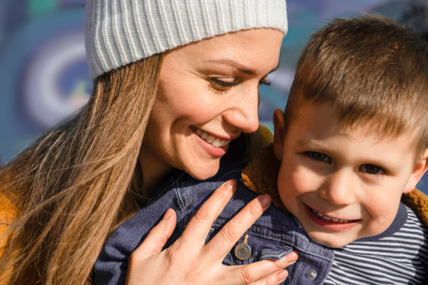 母亲和儿子图片下载