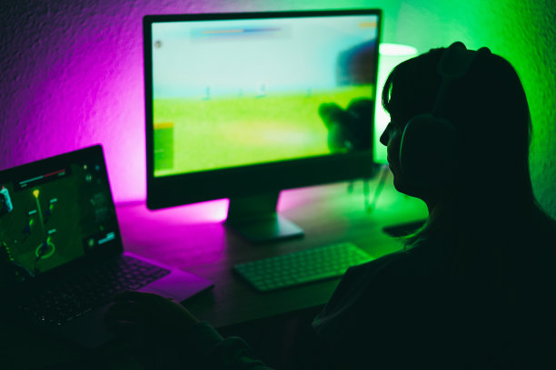 玩家女孩玩战略游戏，而流媒体在线-关注鼻子图片下载