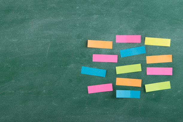 彩色的便签贴在空白的黑板上图片下载