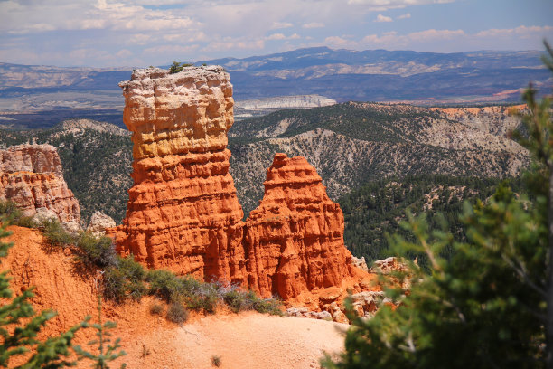 布莱斯峡谷国家公园的一块橙白色岩石被侵蚀图片下载