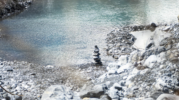 河床上的小水坑和重力胶水或石头平衡艺术的例子，坎德斯特格/伯尔尼/瑞士(近摄)图片下载