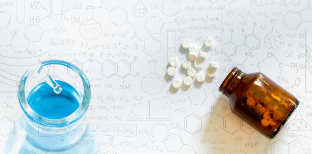 白色背景上的药片和药瓶，科学玻璃试管，分析样品，科学家在试管内试验抗生素，在黑板上手绘科学公式作为背景。图片下载