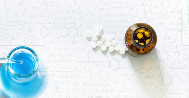 白色背景上的药片和药瓶，科学玻璃试管，分析样品，科学家在试管内试验抗生素，在黑板上手绘科学公式作为背景。图片下载