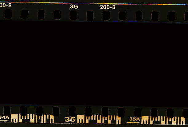 电影扫描。数码数字和边框的胶卷照片扫描。35毫米胶片框架带扫描与使用标志的边框。空白旧胶卷带框架背景。复古电影充斥着数字。图片下载