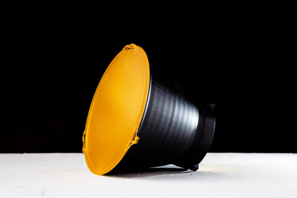 标准反射器与哑光黄色漫射在黑色背景。bowens安装的工作室闪光灯附件。图片下载