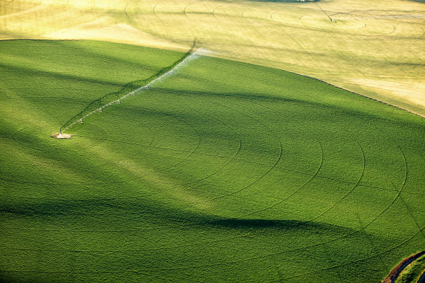 灌溉爱达荷州农田空中。图片下载