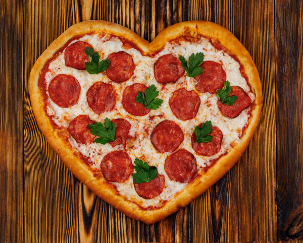 心形披萨在木制背景的餐厅菜单4图片下载