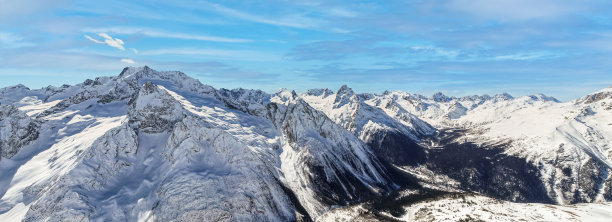 令人惊叹的山峡在冬季美丽的云图片下载