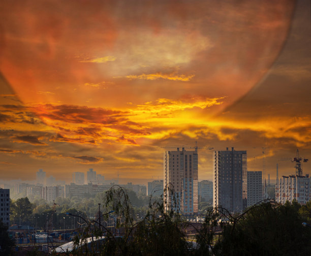 天启，天体小行星，陨石，行星，不明飞行物在城市上空的橙色灯光。太阳能的灾难。图片下载