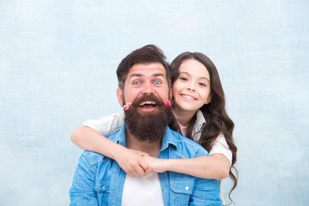 我喜欢你的头发。小女儿用爱拥抱父亲。大胡子男人和小女孩。分享爱和关心。幸福的家庭。爱和信任。家庭价值观图片下载