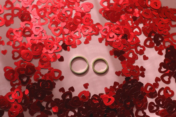 结婚戒指和心形纸屑图片下载