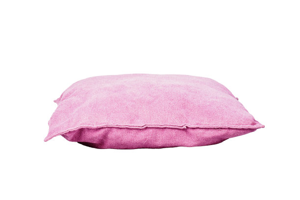 白色枕头的照片，美丽的三叶设计和美丽的粉红色背景图片下载