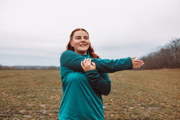 一个正在做早操的白人胖女人。健康，健康，健康的生活方式。运动，有氧运动，锻炼的概念图片下载