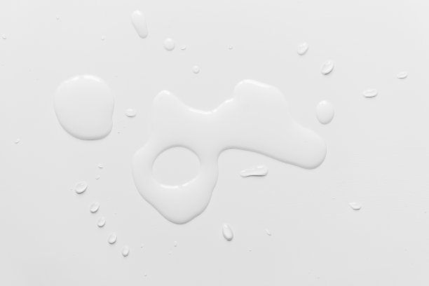 水洒在白色的桌子上图片下载