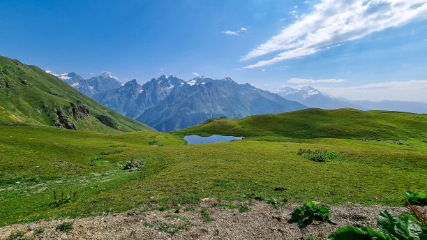 Koruldi Lake Trek - Koruldi Lake在格鲁吉亚高加索的上斯瓦内蒂山脉上的风景。图片下载