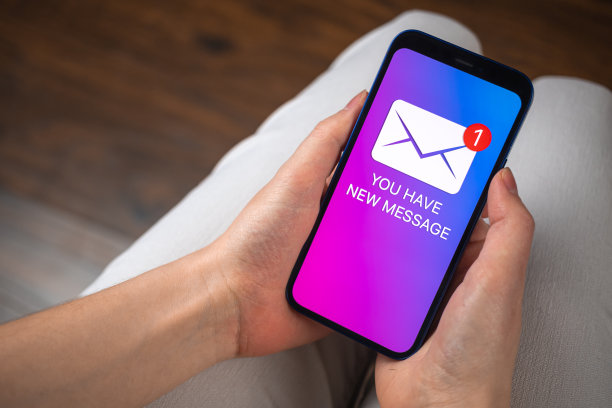 手持智能手机，屏幕上有新的信息概念。新的电子邮件通知业务背景照片图片下载