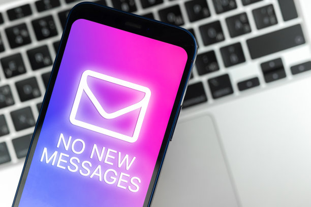 手机没有新的短信短信。等待新消息，业务，工作邮件或通讯概念背景照片图片下载