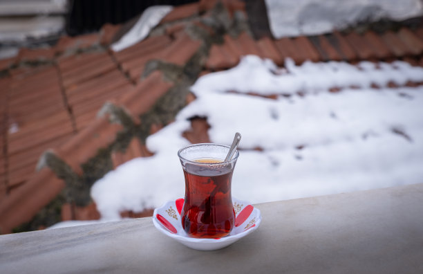 传统玻璃杯中的土耳其茶与雪景背景图片下载