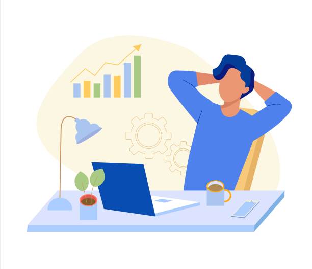 轻松的人在完成富有成效的工作后，坐在办公室里用笔记本电脑图片下载