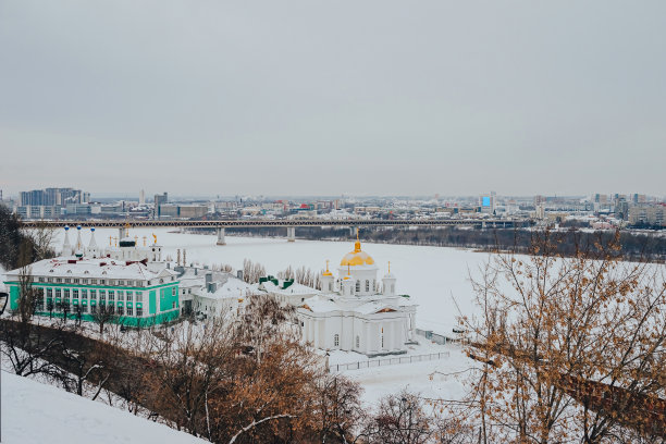 位于下诺夫哥罗德奥卡河河堤上的莫斯科大都会亚历克西斯神学院教堂图片下载