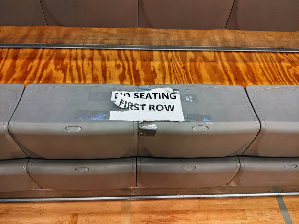 第一排没有座位。图片下载