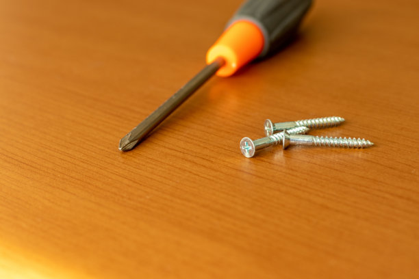 用螺丝和螺丝刀固定木板图片下载