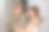 这是一名身穿迷彩服、头戴迷彩帽的士兵抱着女儿从战场返回家中的室内照片。图片下载